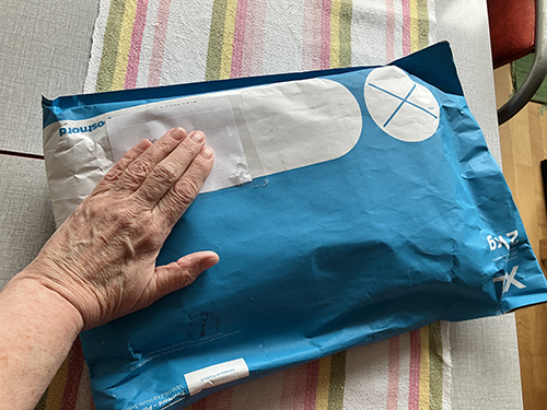 Ett stort blått paket med min hand på