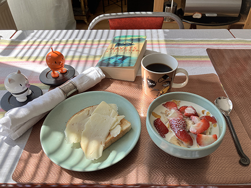 Första majfrukost med flingor o mjölk jordgubbar banan rostat bröd Hopptisarna o Havets kyrkogård