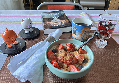 Fredagsfrukost med fil o bär Hopptisarna o Där rosor aldrig dör