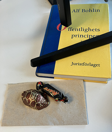 Fredagsgodis från L på måndagen på skrivbordet