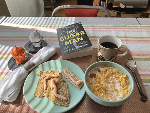 Frukost flingor o jordgubbar m mjölk knäcke m kaviar kaffe Hopptisarna o The Sugar man Frukost flingor o jordgubbar m mjölk knäcke m kaviar kaffe Hopptisarna o The Sugar man