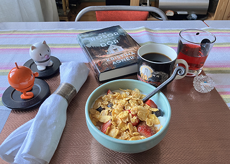 Frukost med fil o flingor o bär Hopptisarna o Där rosor aldrig dör