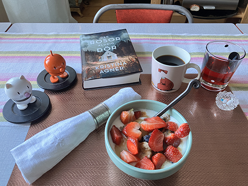 Frukostfil med mycket jordgubbar Hopptisara o Där rosor aldrig dör