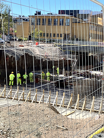 Gubbar i gult jobbar i St Oloftunneln den 8 maj 2026