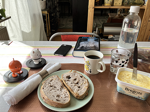 Hemmalunch nötbröd kaffe o vatten med Hopptisarna o Föraktet