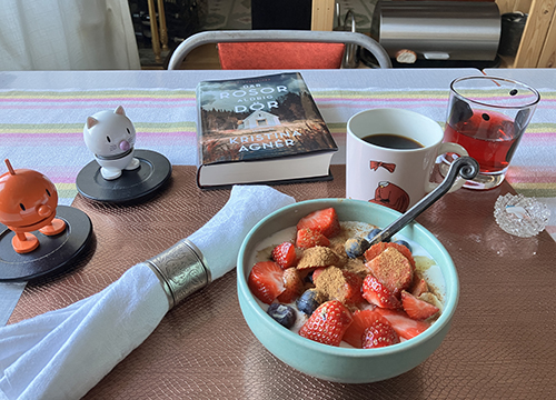 Hopptisarna o Där rosor aldrig dör med frukostfil m jordgubbar