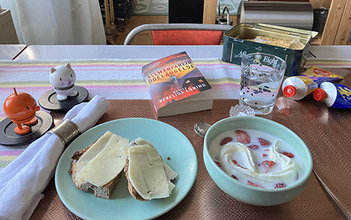 Jordgubbar o mjölk o sprejgrädde mackor Hopptisarna o Allmänfarlig ödeläggelse