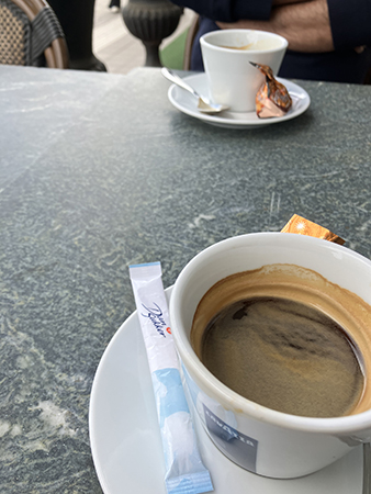 Kaffe med Ali på vägen hem