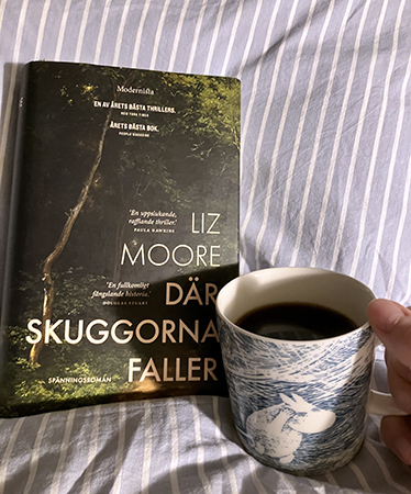 Kaffe på sängen o boken Där skuggorna faller