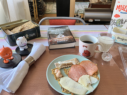 Knäckemackor mjölk o kaffe med Hopptisarna o Där rosor aldrig dör