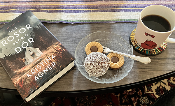 Kvällskaffe med Där rosor aldrig dör cocosboll o ballisar