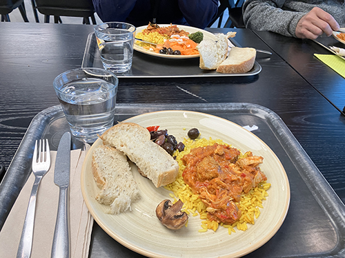 Kycklinglunch med ett tiotal från avdelningen och L