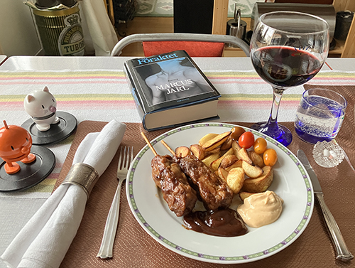 Kycklingspett och klyftpotatis med Hopptisarna o Föraktet