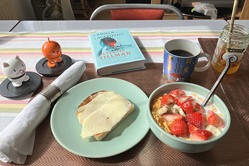 Lördagsfrukost med flingor o mjölk jordgubbar banan rostat bröd Hopptisarna o Likhandlaren Lördagsfrukost med flingor o mjölk jordgubbar banan rostat bröd Hopptisarna o Likhandlaren