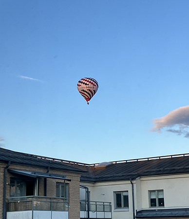 Luftballong över husen