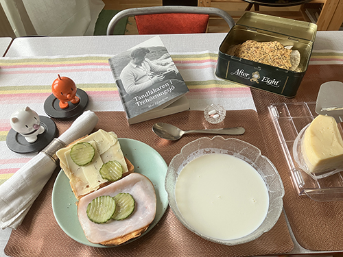 Mackor och rabarberkräm m mjölk Hopptisarna och Tandläkaren knäcke Mackor och rabarberkräm m mjölk Hopptisarna och Tandläkaren knäcke