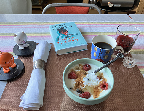Måndagsfrukost med Hopptisarna och Detektiv Tillman fil med bär Måndagsfrukost med Hopptisarna och Detektiv Tillman fil med bär