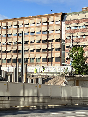 Mätgubbar ovanpå Vaksalaviadukten