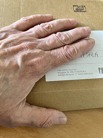Min hand på brunt paket
