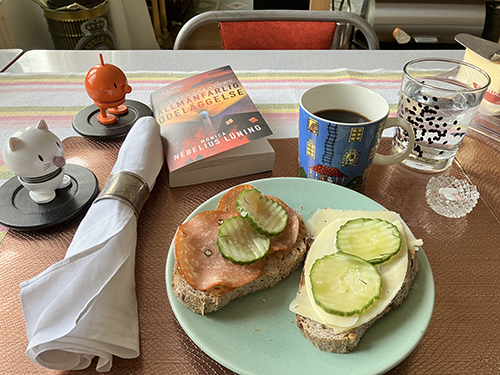 Nötbrödsmackor m kalkonsalami ost saltgurka kaffe Hopptisarna Allmänfarlig ödeläggelse