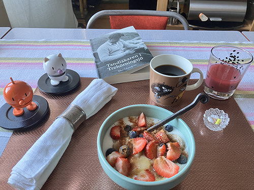 Onsdagsfrukost fil med bär Hopptisarna o Tandläkaren