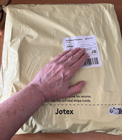 Paket från Jotex med min hand på