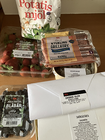Potatismjöl bär kycklingkorv ugnsbakad kalkon potatissallad smörgåstårta i kartong
