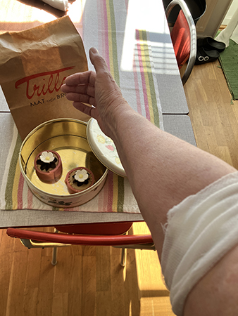 Provtagen i armvecket och två Noisette i kakburk