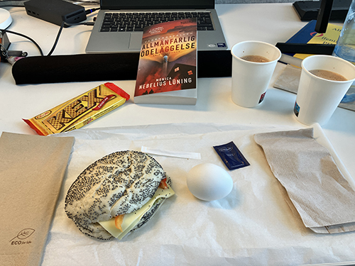 Skrivbordslunch m macka ägg kexchoklad varm choklad o Allmänfarlig ödeläggelse