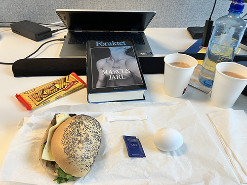 Skrivbordslunch med macka ägg kexchoklad och Föraktet