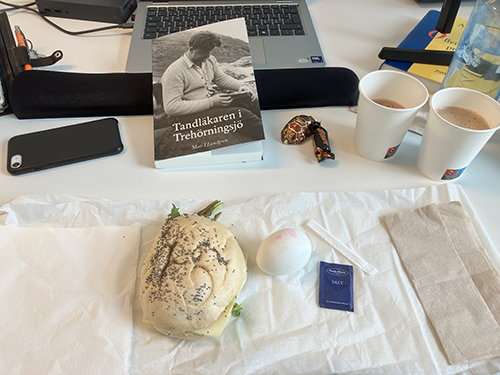 Skrivbordslunch med macka o ägg godis Tandläkaren i Trehörningsjö