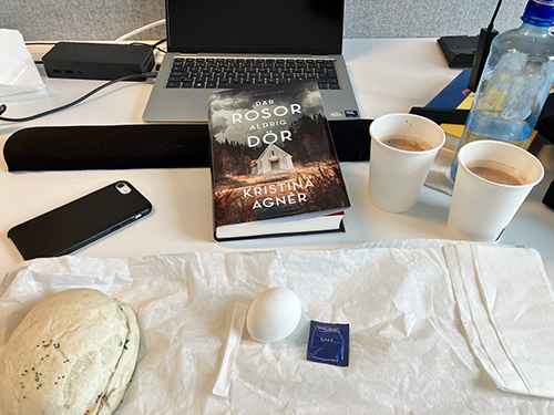 Skrivbordslunch med ostfralla utan vallmofrön ägg och Där rosor aldrig dör