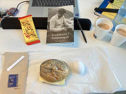 Skrivbordslunch med Tandläkaren macka ägg o Kexchoklad
