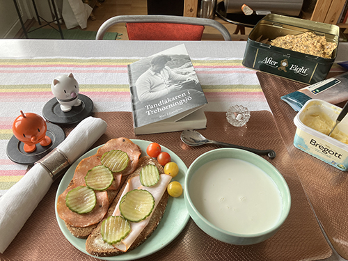Smörgås o rabarberkräm med mjölk kvällsmat med Hopptisarna o Tandläkaren