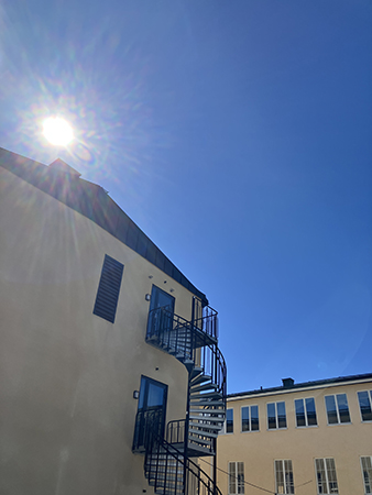 Sol över Cykelfabriken på blå himmel