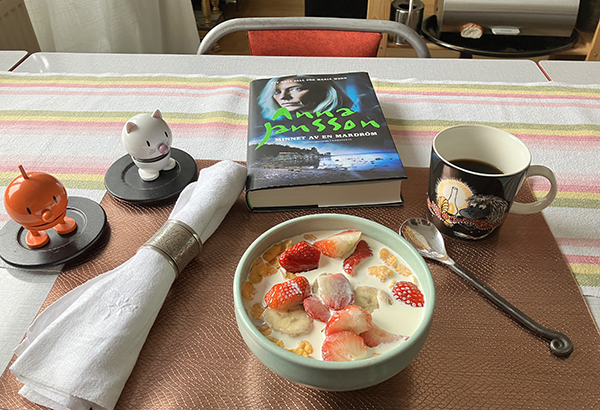 Söndagsfrukost med Hopptisarna Minnet av en mardröm flingor m mjölk banan o jordgubbar