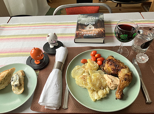 Söndagsmiddag kycklingklubba med potatissallad tomater hot béa vin baguette Saint Agur Där rosor aldrig dör Hopptisarna