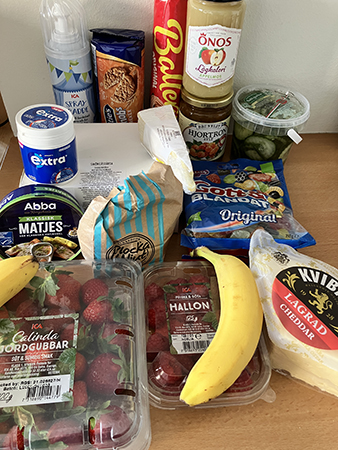 Sprejgrädde kex godis sylt äpplemos saltgurka tuggummi sill smrögåstårta bär bananer ost Sprejgrädde kex godis sylt äpplemos saltgurka tuggummi sill smrögåstårta bär bananer ost