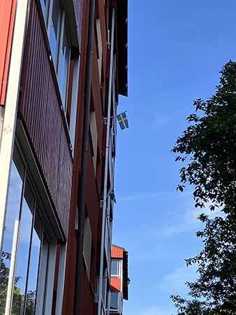 Svensk flagga på balkond Svensk flagga på balkond
