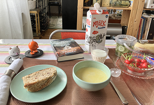 Thaisoppa och nötbröd Hopptisarna rädisor gurka Där rosor aldrig dör