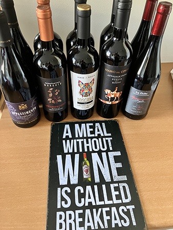 Tio flaskor appassimento o skylten A meal without wine is called breakfast