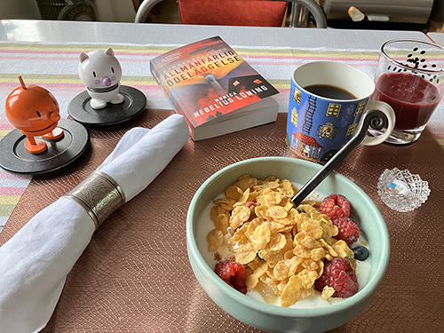 Tisdagsfrukost med fil flingor o bär Hopptisarna o Allmänfarlig ödeläggelse