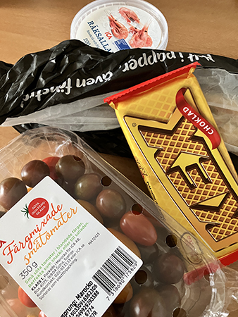 Tomater minibaguette räksallad kexchoklad