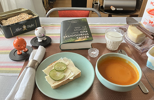 Tomatsoppa o rostat bröd knäcke Hopptisarna o Där skuggorna faller