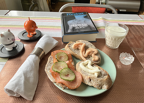 Tre mackor på nötbröd mjölk Hopptisarna o Föraktet