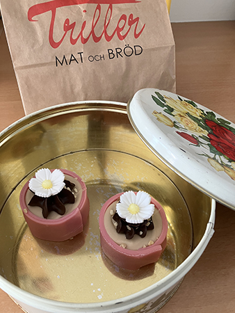 Två rosa Noisette från Triller i blomburken