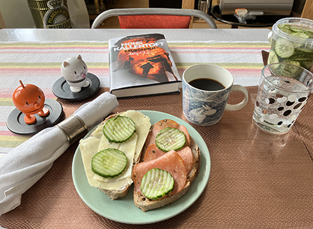 Två rostade nötbrödsmackor m ost o kalkonsalami saltgurka Hopptisarna och Angelz