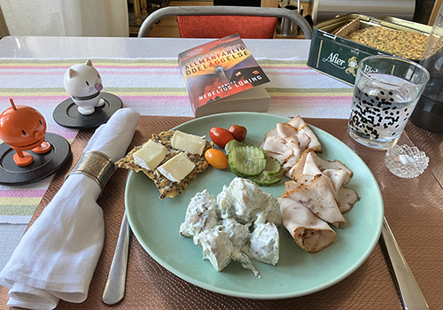 Ugnsbakad kalkon o potatissallad med saltgurka tomater knäcke o Brie Hopptisarna Allmänfarlig ödeläggelse