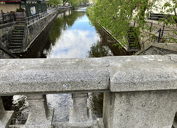 Vid Nybrons stenräcke Fyrisån