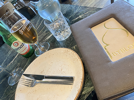 Almazaöl och meny Byblos